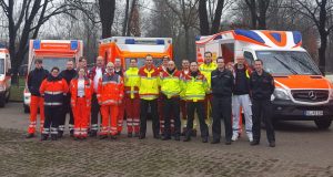 Die Mitarbeiterinnen und Mitarbeiter von Feuerwehr und Hilfsorganisationen vor ihren Fahrzeugen heute in Düsseldorf. (Foto: © Feuerwehr Solingen)