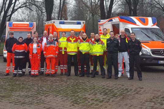 Die Mitarbeiterinnen und Mitarbeiter von Feuerwehr und Hilfsorganisationen vor ihren Fahrzeugen heute in Düsseldorf. (Foto: © Feuerwehr Solingen)