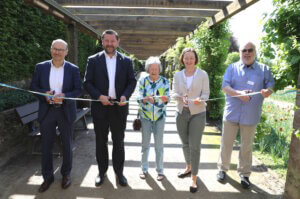 v.li.: Franz-Josef Lersch-Mense (NRW-Stiftung), Oberbürgermeister Tim Kurzbach, Spenderin Margret Plümacher, Uta Kühne (Birkhofen Stiftung) und Harro Hieronimus (Stiftung Botanischer Garten) am Mittwoch bei der Einweihung der neuen Pergola. (Foto: © Bastian Glumm)