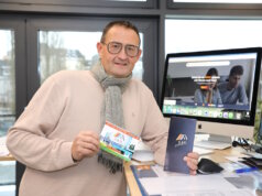 Volatiler Energiemarkt: D&D Agentur wächst und sucht neue Mitarbeiter Peter-Paul Delwos von der D&D Agentur in den Büroräumen in Solingen: Das Unternehmen setzt auf persönliche Energieberatung und sucht derzeit neue Mitarbeiter für den bundesweiten Einsatz. (Foto: © Bastian Glumm)