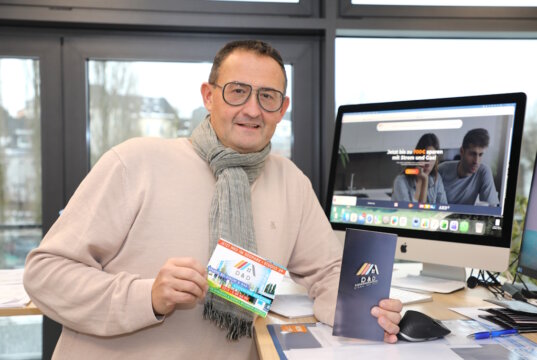 Peter-Paul Delwos von der D&D Agentur in den Büroräumen in Solingen: Das Unternehmen setzt auf persönliche Energieberatung und sucht derzeit neue Mitarbeiter für den bundesweiten Einsatz. (Foto: © Bastian Glumm)