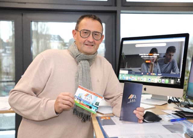 Peter-Paul Delwos von der D&D Agentur in den Büroräumen in Solingen: Das Unternehmen setzt auf persönliche Energieberatung und sucht derzeit neue Mitarbeiter für den bundesweiten Einsatz. (Foto: © Bastian Glumm)