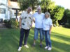 Seit über elf Jahren vertrauen Michael Idel und Cornelia Herbst-Idel auf die Betreuung durch Energieberater Peter-Paul Delwos (li.). Im Garten ihres Hauses in Haan berichten sie, warum sich der Wechsel für sie gelohnt hat. (Foto: © Bastian Glumm)