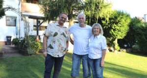 Seit über elf Jahren vertrauen Michael Idel und Cornelia Herbst-Idel auf die Betreuung durch Energieberater Peter-Paul Delwos (li.). Im Garten ihres Hauses in Haan berichten sie, warum sich der Wechsel für sie gelohnt hat. (Foto: © Bastian Glumm)