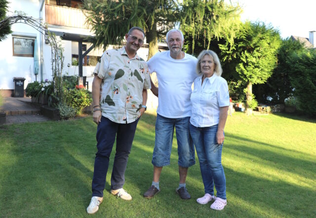 peter-delwos-d-und-d-haan-idel Seit über elf Jahren vertrauen Michael Idel und Cornelia Herbst-Idel auf die Betreuung durch Energieberater Peter-Paul Delwos (li.). Im Garten ihres Hauses in Haan berichten sie, warum sich der Wechsel für sie gelohnt hat. (Foto: © Bastian Glumm)