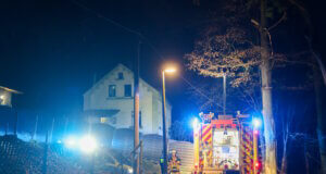 Am Samstagabend meldeten zahlreiche Anwohner eine Explosion im Lochbachtal, die Feuerwehr rückte mit einem Großaufgebot aus. (Foto: © Tim Oelbermann)