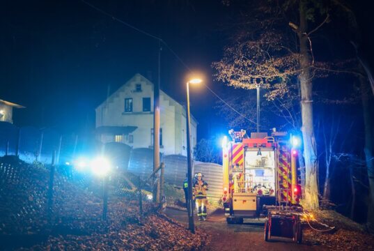 Am Samstagabend meldeten zahlreiche Anwohner eine Explosion im Lochbachtal, die Feuerwehr rückte mit einem Großaufgebot aus. (Foto: © Tim Oelbermann)