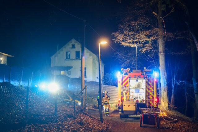 Am Samstagabend meldeten zahlreiche Anwohner eine Explosion im Lochbachtal, die Feuerwehr rückte mit einem Großaufgebot aus. (Foto: © Tim Oelbermann)