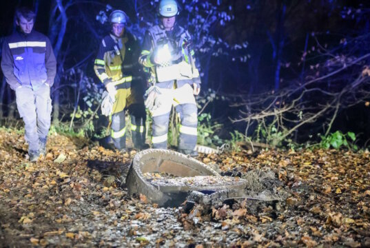 Gullydeckel sind aus dem Boden in die Luft geflogen, Betonringe der Kanalisation wurden herausgeschleudert. (Foto: © Tim Oelbermann)