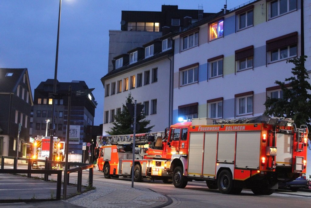 Zu einem Brandeinsatz rückte die Feuerwehr am Donnerstagabend in die City aus. In einem Spielcasino an der Peter-Knecht-Straße brannte ein Handtrockner. (Foto: © Das SolingenMagazin)