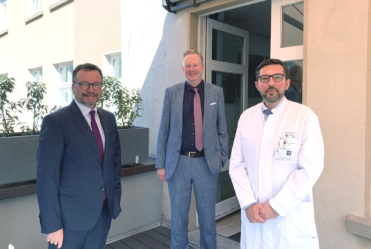 Führen PD Dr. med. Peter Schenker (re.) in die zukünftigen Aufgaben ein: Kaufmännischer Geschäftsführer Dr. Martin Eversmeyer (mi.) und Medizinischer Geschäftsführer Prof. Dr. med. Thomas Standl. (Foto: © Karin Morawietz).