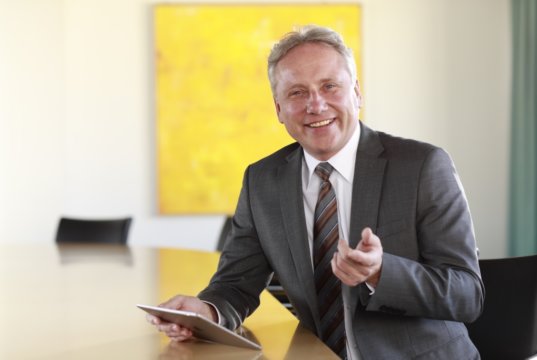 In der vergangenen Woche ist der Beteiligungsausschuss der Stadt Solingen der Empfehlung der Gesellschafterversammlung und der Geschäftsführung der Stadtwerke Solingen gefolgt und bestellte Peter Sossna erneut als Geschäftsführer der SWS Netze Solingen GmbH. (Foto: © SWS Netze/Peter Leenders)