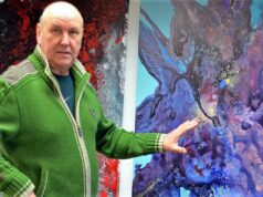 Kleinformatige Arbeiten gibt es bei Peter Wischnewski nicht. Der Künstler schafft Großformatiges und experimentiert dabei gerne mit Techniken und Materialien. (Foto: © Martina Hörle)