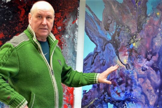 Kleinformatige Arbeiten gibt es bei Peter Wischnewski nicht. Der Künstler schafft Großformatiges und experimentiert dabei gerne mit Techniken und Materialien. (Foto: © Martina Hörle)