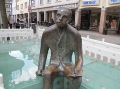 Die von der Solinger Künstlerin gestaltete Bronzestatue des Heimatdichters Peter Witte wird 60 Jahre. (Archivfoto: Martina Hörle)