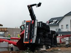 Am Pfaffenberger Weg kippte gestern ein Spezialkran um und krachte in einen Rohbau. Verletzt wurde niemand. (Foto: © Das SolingenMagazin)