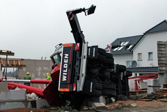 Am Pfaffenberger Weg kippte gestern ein Spezialkran um und krachte in einen Rohbau. Verletzt wurde niemand. (Foto: © Das SolingenMagazin)