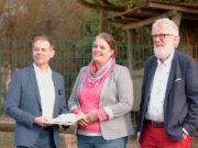 Andreas Budde (li.), Beigeordneter der Stadt Solingen, übergibt den Förderbescheid an Pfarrerin Raphaela Demski-Galla und Dr. Hanjo Bergfeld von der evangelischen Kirchengemeinde Dorp. (Foto: © Stadt Solingen)