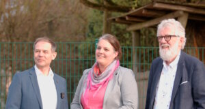 Andreas Budde (li.), Beigeordneter der Stadt Solingen, übergibt den Förderbescheid an Pfarrerin Raphaela Demski-Galla und Dr. Hanjo Bergfeld von der evangelischen Kirchengemeinde Dorp. (Foto: © Stadt Solingen)