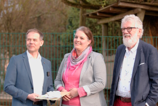 Andreas Budde (li.), Beigeordneter der Stadt Solingen, übergibt den Förderbescheid an Pfarrerin Raphaela Demski-Galla und Dr. Hanjo Bergfeld von der evangelischen Kirchengemeinde Dorp. (Foto: © Stadt Solingen)