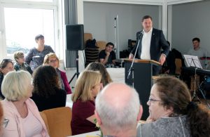 Oberbürgermeister Tim Kurzbach besuchte am Samstag das Jubiläumsfest der Initiative und lobte ausdrücklich die geleistete Arbeit. (Foto: © B. Glumm)