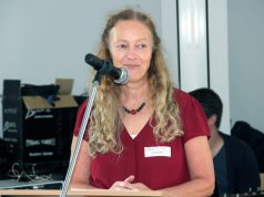 Susanne Ernst vom Vorstand der Pflege- und Adoptivelterninitiative Solingen freute sich am Samstag über viele Besucher in den Räumen des Paritätischen Wohlfahrtsverbands an der Weyerstraße. (Foto: © B. Glumm)