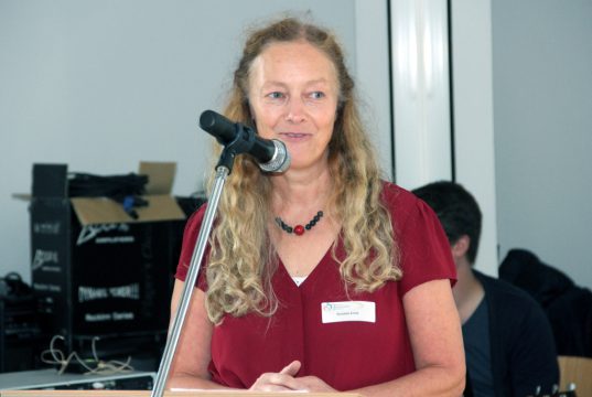 Susanne Ernst vom Vorstand der Pflege- und Adoptivelterninitiative Solingen freute sich am Samstag über viele Besucher in den Räumen des Paritätischen Wohlfahrtsverbands an der Weyerstraße. (Foto: © B. Glumm)