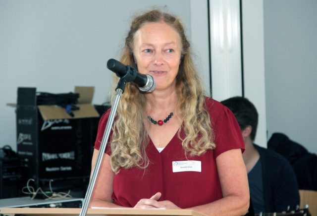 Susanne Ernst vom Vorstand der Pflege- und Adoptivelterninitiative Solingen freute sich am Samstag über viele Besucher in den Räumen des Paritätischen Wohlfahrtsverbands an der Weyerstraße. (Foto: © B. Glumm)