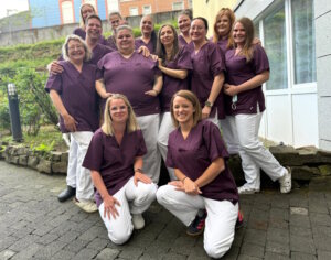 Pflege im Team: Die Fachkräfte der Wohngemeinschaft im Friedrichshof arbeiten eng zusammen – für eine zuverlässige und persönliche Betreuung. (Foto: © Pflegedienst Prinz)