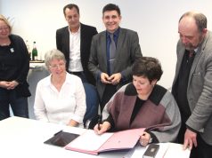 Unterzeichneten am Dienstag im Rathaus die neue Vereinbarung für den Pflegeverbund 2017: v.li. Karin Götze (Ev. Altencentrum Cronenberger Straße), Gabriele Brandt (Ev. Altenhilfe Wald), Peter Knoch (Altenzentren der Stadt Solingen), Oliver Hartmann (AOK), Barbara Matthies (Klinikum) und Sozialdezernent Jan Welzel. (Foto: © B. Glumm)