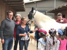 Der Verein „Pflegel“ (Pflege- und Adoptivelterninitiative Solingen e.V.) bietet ein Reitprojekt für Kinder und Jugendliche an. Das Projekt ist im Februar 2017 gestartet. Der KIWANIS Club Solingen unterstützt um Club-Präsidentin Dr. Barbara Grotkamp-Schepers (2.v.li.) und Martin Idelberger das Projekt. (Foto: © KIWANIS Solingen)