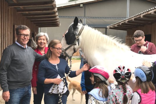 Der Verein „Pflegel“ (Pflege- und Adoptivelterninitiative Solingen e.V.) bietet ein Reitprojekt für Kinder und Jugendliche an. Das Projekt ist im Februar 2017 gestartet. Der KIWANIS Club Solingen unterstützt um Club-Präsidentin Dr. Barbara Grotkamp-Schepers (2.v.li.) und Martin Idelberger das Projekt. (Foto: © KIWANIS Solingen)