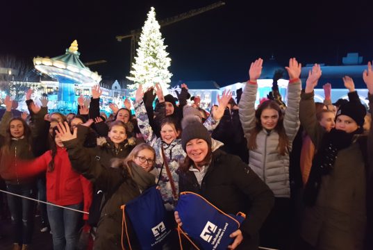 Gruppenbild mit (fast) allen Teilnehmern der Volksbank-Fahrt: die Vorweihnachts-Tour ins Phantasialand begeisterte alle. (Foto: © Volksbank)