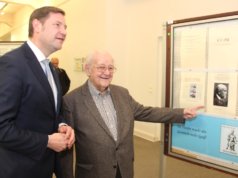 Oberbürgermeister Tim Kurzbach (li.) und Günter Hindrichs vom Verein für Philatelie und Postgeschichte Solingen eröffneten am Donnerstagabend im Rathaus die Ausstellung „100 Jahre Deutsche Republik“. (Foto: © Bastian Glumm)