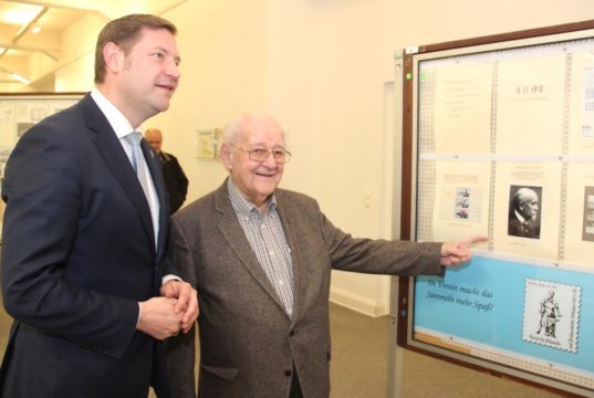 Oberbürgermeister Tim Kurzbach (li.) und Günter Hindrichs vom Verein für Philatelie und Postgeschichte Solingen eröffneten am Donnerstagabend im Rathaus die Ausstellung „100 Jahre Deutsche Republik“. (Foto: © Bastian Glumm)