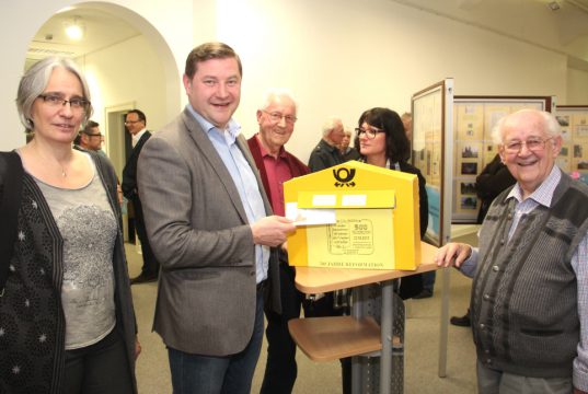 Briefe, die in den Ausstellungs-Briefkasten eingeworfen werden, bekommen den Sonderstempel verpasst: v.li. Dr. Ilka Werner, Superintendentin der evangelischen Kirche, Oberbürgermeister Tim Kurzbach, Gastaussteller Siegfried Fley, Designerin Nicole Elsenbach und Günter Hindrichs vom Solinger Philatelie-Verein. (Foto: © B. Glumm)