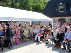 Am Samstag wurde das neue Solinger Hospiz am Botanischen Garten eingeweiht und mit einem Tag der offenen Tür verbunden. Zahlreiche Helfer, Unterstützer und auch Neugierige kamen. (Foto: © Bastian Glumm)