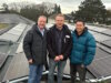 Diakonie Bethanien installiert dritte Photovoltaikanlage in Solingen Vor der neuen PV-Anlage auf dem Dach des Krankenhauses Bethanien: v.li. Marcus Willner (Technischer Leiter), Joshua Niedernhöfer (Elektriker) und Joe Tiet (Energie- und Klimamanager). (Foto: © Diakonie Bethanien)