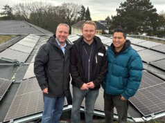 Diakonie Bethanien installiert dritte Photovoltaikanlage in Solingen Vor der neuen PV-Anlage auf dem Dach des Krankenhauses Bethanien: v.li. Marcus Willner (Technischer Leiter), Joshua Niedernhöfer (Elektriker) und Joe Tiet (Energie- und Klimamanager). (Foto: © Diakonie Bethanien)