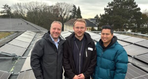Diakonie Bethanien installiert dritte Photovoltaikanlage in Solingen Vor der neuen PV-Anlage auf dem Dach des Krankenhauses Bethanien: v.li. Marcus Willner (Technischer Leiter), Joshua Niedernhöfer (Elektriker) und Joe Tiet (Energie- und Klimamanager). (Foto: © Diakonie Bethanien)