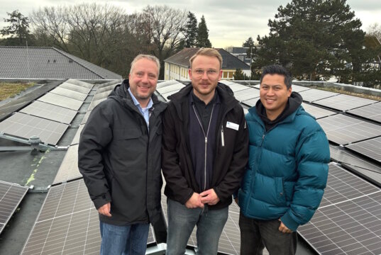 Vor der neuen PV-Anlage auf dem Dach des Krankenhauses Bethanien: v.li. Marcus Willner (Technischer Leiter), Joshua Niedernhöfer (Elektriker) und Joe Tiet (Energie- und Klimamanager). (Foto: © Diakonie Bethanien)