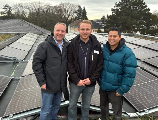 photovoltaik-pv-bethanien-krankenhaus Vor der neuen PV-Anlage auf dem Dach des Krankenhauses Bethanien: v.li. Marcus Willner (Technischer Leiter), Joshua Niedernhöfer (Elektriker) und Joe Tiet (Energie- und Klimamanager). (Foto: © Diakonie Bethanien)