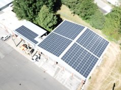 Auf dem Dach der Blechhalle auf dem Betriebshof des Verkehrsbetriebs der Stadtwerke an der Weidenstraße wurde jetzt eine Photovoltaikanlage installiert. (Foto: © Stadtwerke Solingen Verkehrsbetrieb)