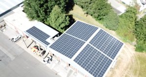 Auf dem Dach der Blechhalle auf dem Betriebshof des Verkehrsbetriebs der Stadtwerke an der Weidenstraße wurde jetzt eine Photovoltaikanlage installiert. (Foto: © Stadtwerke Solingen Verkehrsbetrieb)