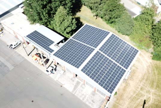 Auf dem Dach der Blechhalle auf dem Betriebshof des Verkehrsbetriebs der Stadtwerke an der Weidenstraße wurde jetzt eine Photovoltaikanlage installiert. (Foto: © Stadtwerke Solingen Verkehrsbetrieb)