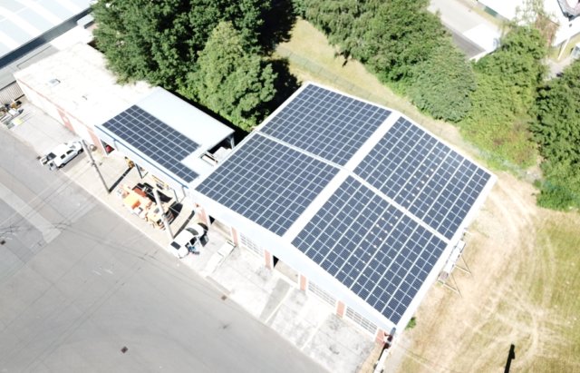 Auf dem Dach der Blechhalle auf dem Betriebshof des Verkehrsbetriebs der Stadtwerke an der Weidenstraße wurde jetzt eine Photovoltaikanlage installiert. (Foto: © Stadtwerke Solingen Verkehrsbetrieb)