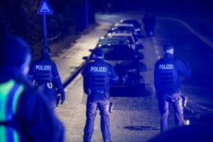 Polizeibeamte sperren die Straße Piepersberg und nehmen Personalien auf. Trotz massivem Aufgebot konnten viele Beteiligte unerkannt entkommen. (Foto: © Tim Oelbermann)