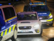 Polizeikräfte kontrollieren Fahrzeuge am Piepersberg: Einige der verbliebenen Tuningfahrzeuge wurden gestoppt und überprüft, nachdem zahlreiche Teilnehmer geflohen waren. (Foto: © Tim Oelbermann)