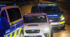 Polizeikräfte kontrollieren Fahrzeuge am Piepersberg: Einige der verbliebenen Tuningfahrzeuge wurden gestoppt und überprüft, nachdem zahlreiche Teilnehmer geflohen waren. (Foto: © Tim Oelbermann)