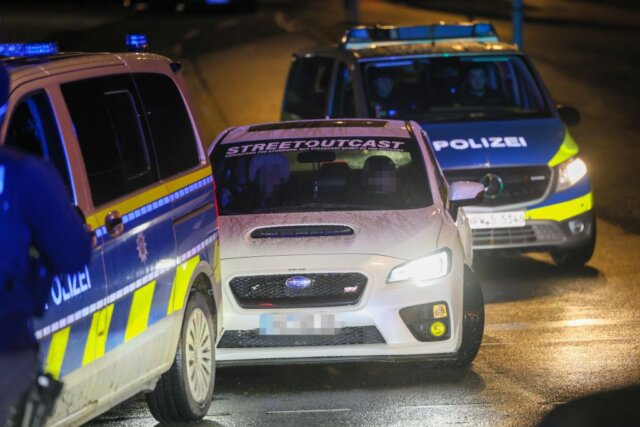 Polizeikräfte kontrollieren Fahrzeuge am Piepersberg: Einige der verbliebenen Tuningfahrzeuge wurden gestoppt und überprüft, nachdem zahlreiche Teilnehmer geflohen waren. (Foto: © Tim Oelbermann)